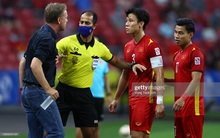 Theerathon đánh vào mặt Quang Hải, Quế Ngọc Hải đáp trả không vừa nhưng may mắn thoát thẻ phạt