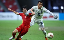 Trọng tài V.League lý giải việc thủ môn Thái Lan chỉ nhận thẻ vàng dù lao ra khỏi vòng cấm để phạm lỗi với Văn Toàn