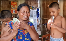 Cậu bé mù kỳ lạ ở Trà Vinh: Không ăn cơm, chỉ gặm gỗ, đất đá, 6 tuổi chưa biết nói