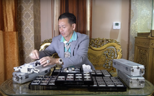 Johnny Đặng show cận cảnh viên kim cương “hột é” giá 22,7 tỷ, lần đầu lên tiếng về danh xưng “ông vua kim hoàn”