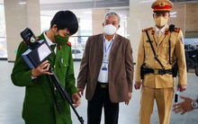 Hình ảnh khách đi tàu Cát Linh - Hà Đông dùng CCCD gắn chíp để quét QR Code