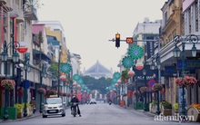 Hà Nội sáng mùng 1 Tết: Đường đông hơn mọi năm nhưng vẫn thênh thang yên bình đến lạ, người dân thong thả đạp xe, đi lễ đền Ngọc Sơn