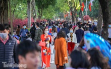 Hồ Gươm đông đúc ngày Tết, nhiều người thờ ơ với khẩu trang