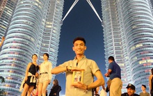 Chàng trai Việt mang di ảnh bố mẹ đi khắp nước Nhật lộ tài nấu nướng đẳng cấp: Đưa đồ ăn đơn giản lên "5 sao"