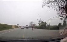 Thót tim chứng kiến cảnh em bé đùa nghịch mở cửa xe khi ô tô đang chạy