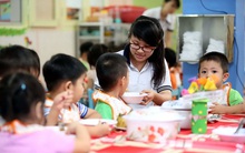 "Bỗng dưng" thất nghiệp, giáo viên mầm non loay hoay mưu sinh mùa Covid: Từ giữ trẻ, giúp việc theo giờ đến... làm shipper