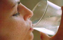 Những kiểu uống nước tai hại mà người Việt cần bỏ ngay trước khi làm tổn thương gan, thận và ung thư tìm đến