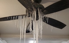 Loạt ảnh "siêu thực" về giá rét tại Texas: Bể cá hóa đá, tuyết rơi dày làm sập trần nhà