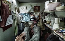 Đằng sau những ánh đèn neon rực rỡ của Hong Kong là nỗi ám ảnh khi phải sống trong "nhà quan tài" vài mét vuông của người lao động