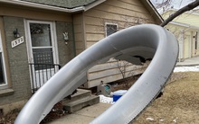 Mảnh động cơ máy bay Boeing 777 rơi trúng khu nhà dân, phép màu khi không ai bị thương