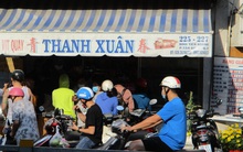 Heo quay 450.000 đồng/kg, khách tranh nhau mua cúng Thần Tài