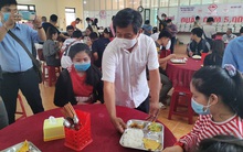 Ông Đoàn Ngọc Hải làm "bồi bàn" để nhận 60 triệu đồng xây nhà cho người nghèo