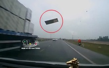 Kinh hoàng: "Tấm thạch cao bay" từ trên trời rơi xuống đập thẳng vào kính lái ô tô, tài xế hoảng loạn không thể làm gì