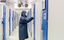 Bên trong kho đông lạnh -86 độ C chứa lô vắc-xin Covid-19 đầu tiên