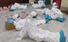 Những hình ảnh xúc động của các y bác sĩ giữa dịch Covid-19: Giấc ngủ vội "trên ghế dưới sàn", chỉ dám đứng từ xa nhìn người thân sau hàng rào cách ly