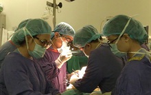 Xúc động cả gia đình "khẩn cầu" bác sĩ: "Nếu không cứu được cháu thì cố gắng cứu các tạng để hiến tặng"