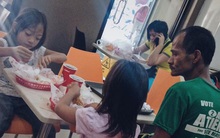 Người cha khắc khổ nhịn đói lặng lẽ nhìn 2 con nhỏ ăn gà rán mà không biết mình bị chụp hình, vài tháng sau cuộc đời rẽ sang một hướng khác