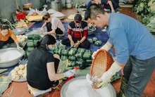 Làng bánh chưng Tranh Khúc nhộn nhịp vụ Tết: Những người thợ được "lập trình" cứ 30 giây xong một chiếc bánh, phải chế cho được nồi chứa 400 chiếc bánh mới chịu "nổi lửa"
