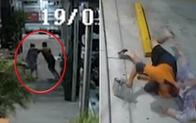 Clip: Bị giật túi xách, bà cụ đuổi theo quật ngã kẻ cướp cao to hơn mình, tặng thêm độc chiêu xé áo