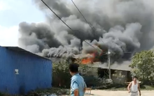 TP.HCM: Nhiều nhà dân cháy khủng khiếp, cảnh sát đeo mặt nạ chống độc vào dập lửa