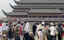 "Biển người" chen chân đi lễ chùa Tam Chúc ngày cuối tuần