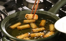 Những sai lầm "chết người" khi dùng dầu ăn mà hầu hết người Việt đều phạm phải, vô tình biến món ăn thành "chất độc"