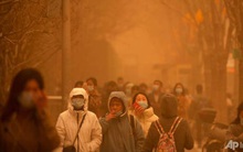 "Cuồng phong" mạnh nhất thập kỷ đổ bộ, cả Bắc Kinh chìm trong màu nâu nhạt