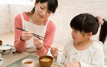 Trường học ở Mỹ bỏ qua nhưng Nhật Bản lại cực chú trọng nữ công gia chánh: Giúp thúc đẩy bình đẳng giới và rèn khả năng tự lập ở con trẻ!