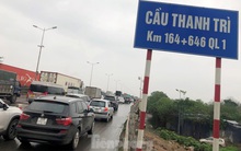Cầu Thanh Trì ùn tắc trong ngày đầu hạ tốc độ xuống 60km/h
