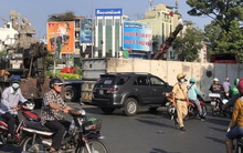 TPHCM: Ôm cua gắt, container lật ngang ngay ngã bảy Lý Thái Tổ