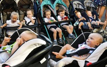 Tỷ lệ sinh đôi bây giờ đang ở mức cao nhất lịch sử nhân loại: Cứ hai lớp mẫu giáo thì lại thấy một cặp