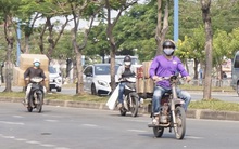 Xe cà tàng chở hàng cồng kềnh phóng ào ào trên đường phố