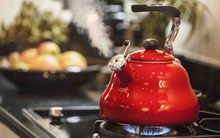 Tin đồn "nước sôi đun lại gây ung thư, nước để qua đêm có chất độc": GS thực phẩm tiết lộ chỉ số gây bất ngờ