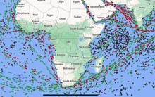 Hàng loạt tàu hàng quay đầu gấp giữa biển, chuyển hướng vòng qua mũi Hảo Vọng để tránh kênh đào Suez