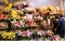 Thị trường quà 8/3: Giá hoa tăng cao, giỏ quà trái cây được ưa chuộng