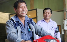 Gây tai nạn không bị bắt đền còn được chủ Mercedes tặng xe mới, người đàn ông xúc động: "Con gái chú sẽ hết mặc cảm"