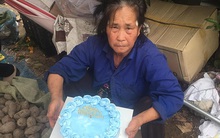 Khoảnh khắc xúc động ngày 8/3: Người mẹ già bán rau ven đường nhận chiếc bánh kem và lời chúc mừng mà cậu con trai chưa bao giờ nói