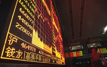 TTCK Trung Quốc 'rực lửa', chỉ số chính rơi vào vùng điều chỉnh, một loạt cổ phiếu giảm kịch biên độ