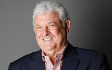 Trưởng khoa Y đức ĐH Y New York: Chữa bệnh khác mua bia hay nghỉ mát, bệnh nhân không phải người đi shopping