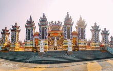 Chuyện về "thành phố ma" xa hoa kỳ bí ở Huế khiến cộng đồng mạng quốc tế trầm trồ, lăng mộ tiền tỷ chờ người đang sống, đến người chết cũng có thể giúp hái ra tiền