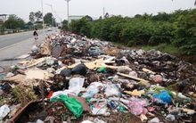 Bãi rác tự phát khổng lồ kéo dài trên đoạn đường 'trăm tỷ' ở Hà Nội