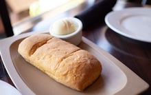 Vì sao nhiều nhà hàng thường tặng bánh mì miễn phí cho khách, biết đáp án sẽ khiến bạn ngã ngửa