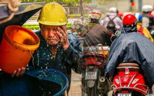 Chùm ảnh: Công nhân vật lộn với cái nóng hầm hập ở Sài Gòn, người đi đường mặc cả áo mưa tránh nắng
