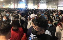 Hàng ngàn khách xếp hàng dài chờ soi chiếu ở sân bay Tân Sơn Nhất sáng sớm 15-4