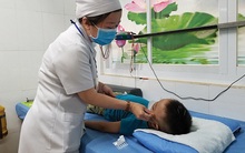 Con 5 tuổi chỉ nói được 2 từ "xin chào", bố mẹ đứng ngồi không yên