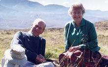 Nữ hoàng Anh chia sẻ bức hình cùng ký ức đặc biệt trước khoảnh khắc tiễn biệt Hoàng thân Philip tại tang lễ khiến dân chúng nghẹn lòng