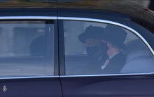 Nghẹn ngào trước hình ảnh Nữ hoàng Anh gạt nước mắt, ngồi cô đơn một mình trong tang lễ tiễn biệt người chồng 73 năm