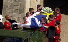 Vì sao trên quan tài Hoàng tế Philip lại có một thanh gươm, chiếc mũ và vòng hoa? Tất cả đều mang ý nghĩa vô cùng đặc biệt trong cuộc đời ông