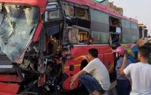 Xe tải đâm trực diện xe khách trên cầu Gianh, 5 người thương vong