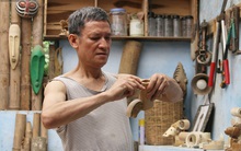 Về hưu sau thời gian làm thiết kế tại Đài truyền hình Việt Nam, người họa sĩ già "hô biến" tre thành món quà tặng trẻ thơ